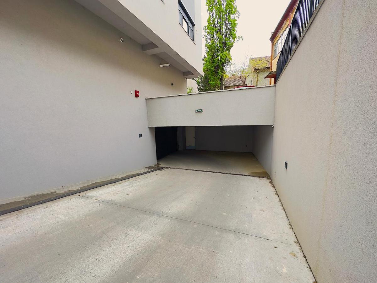 Enjoy The Light ! Central Space Oradea Exterior photo